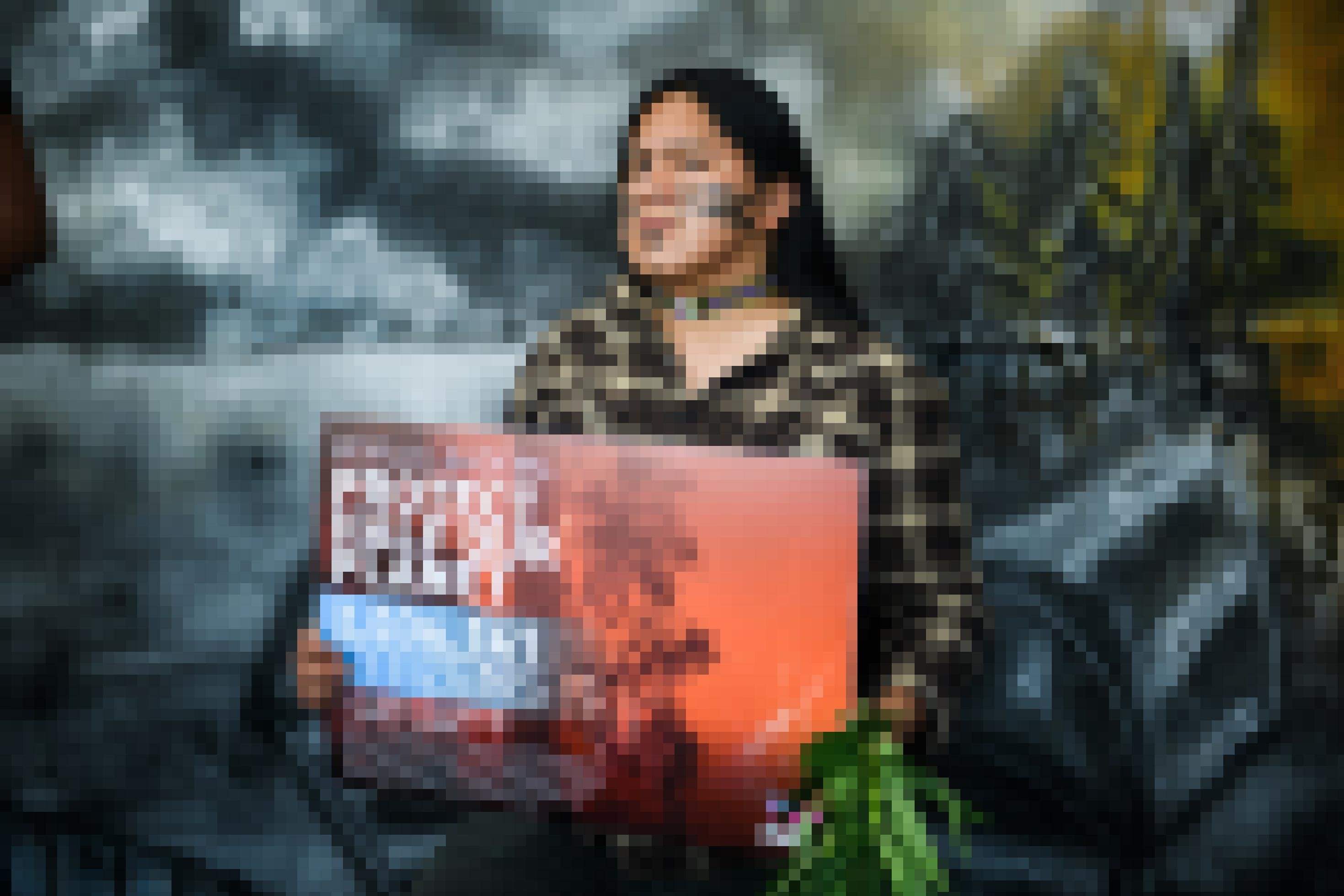 Eine Vertreterin der Abordnung aus dem amazonischen Tiefland hält ein Plakat mit der Forderung, 50 Prozent des Planeten zu schützen