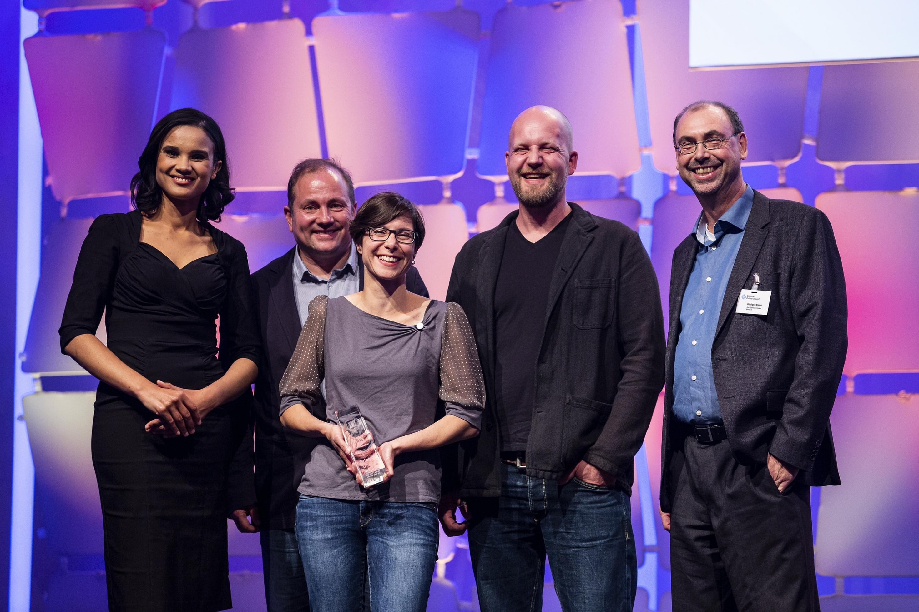 Charlotte Maihoff mit den Preisträgern von "RiffReporter": Christian Schwägerl, Tanja Krämer, Sebastian Brink und Rüdiger Braun (v.l.)